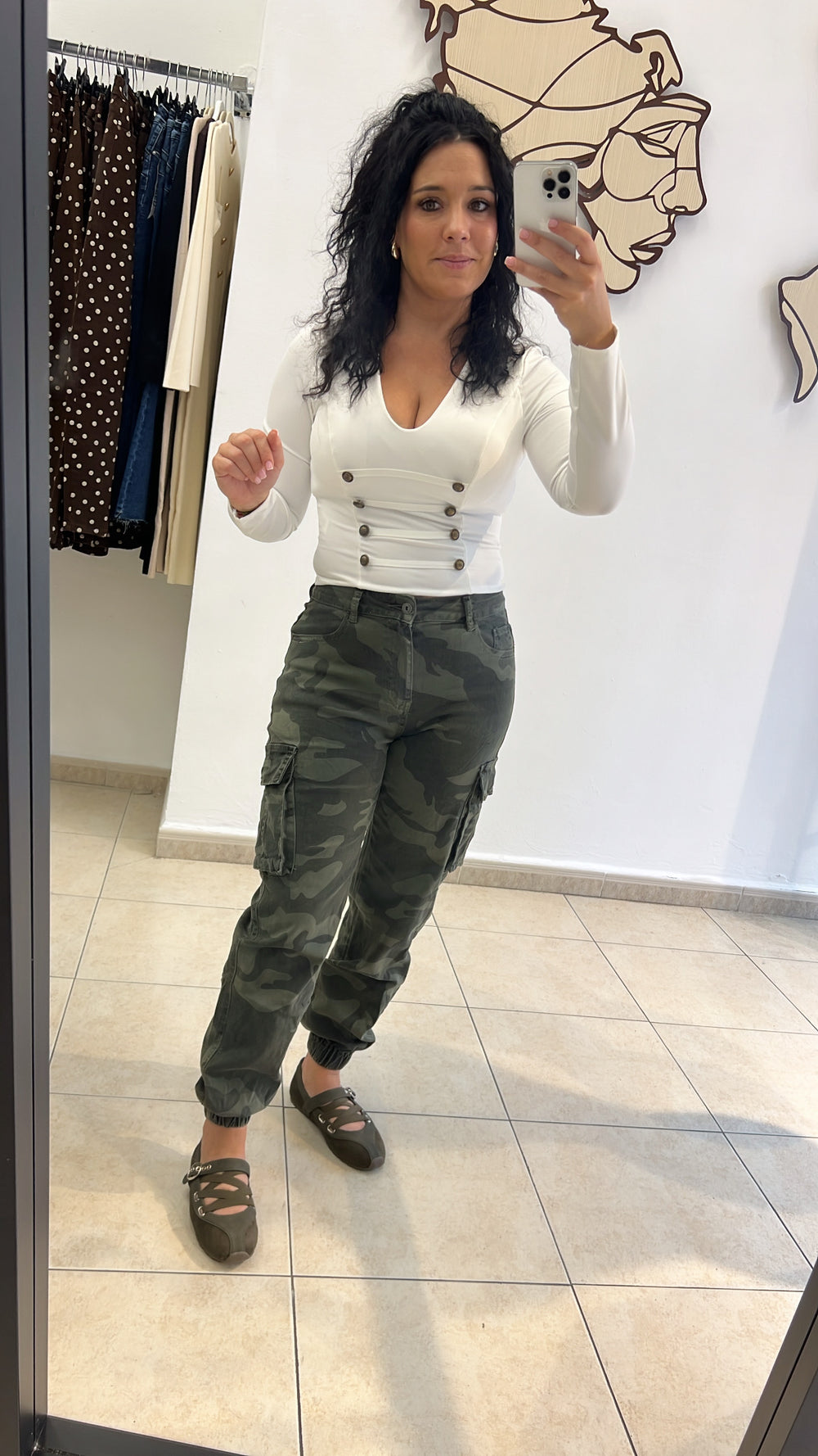 Cami Indara y Pantalón Militar — fotografía del producto