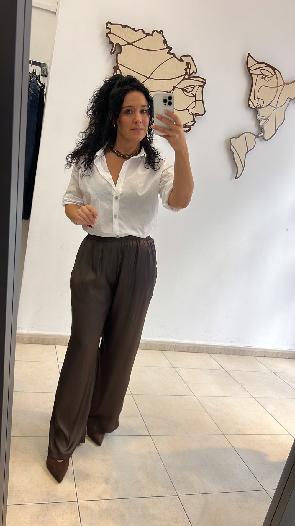 Pantalón Fluido y Blusa Básica — fotografía del producto