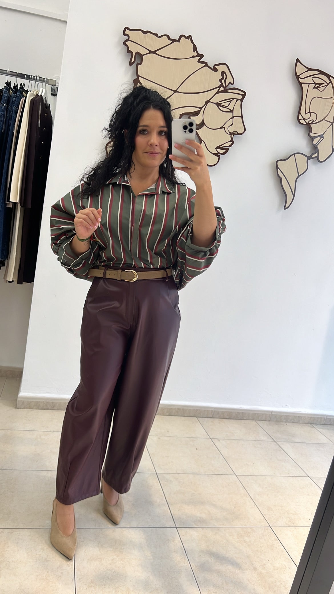 Pantalón polipiel y blusa murciélago rayas