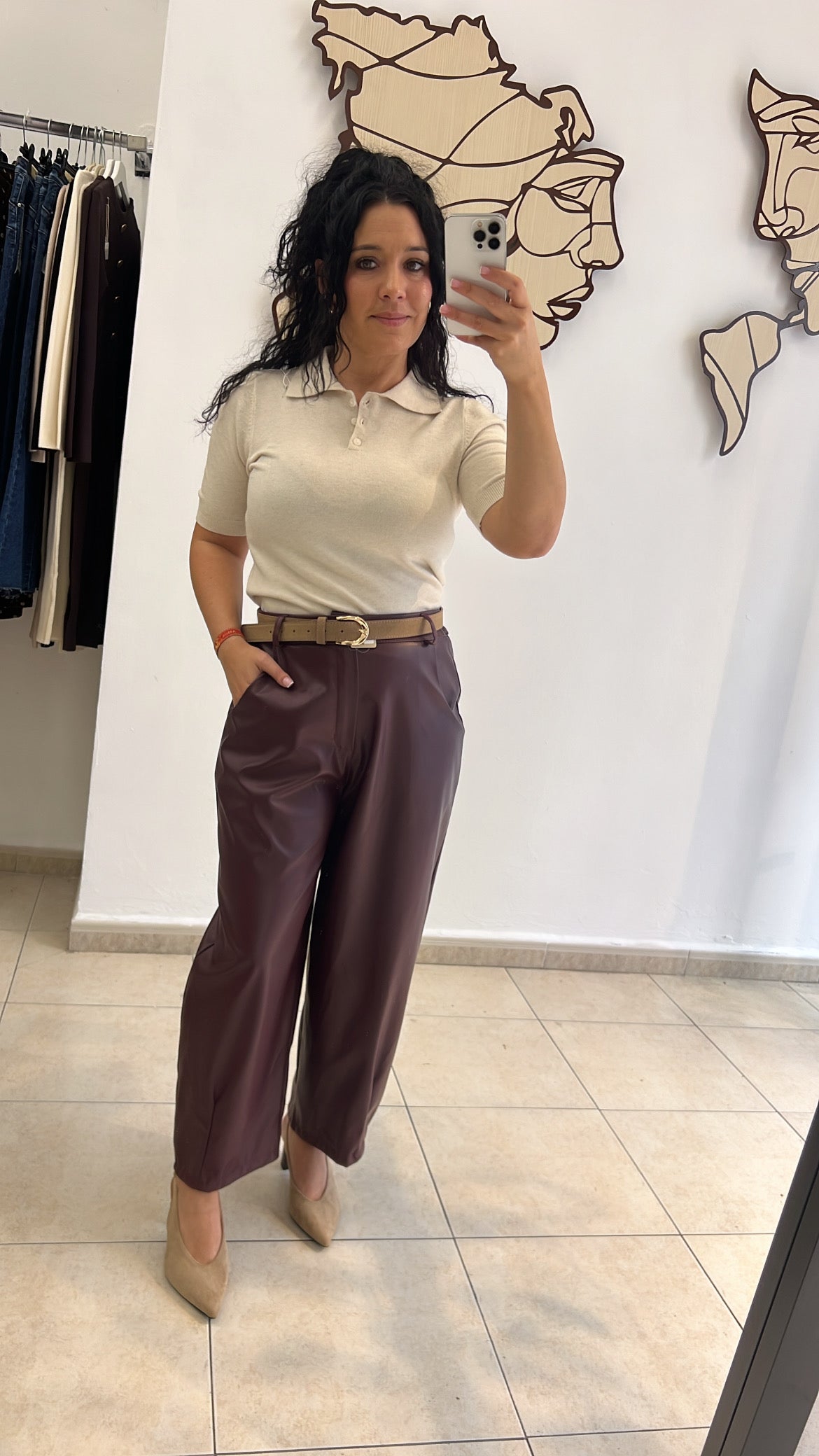 Pantalón polipiel y jersey Dana